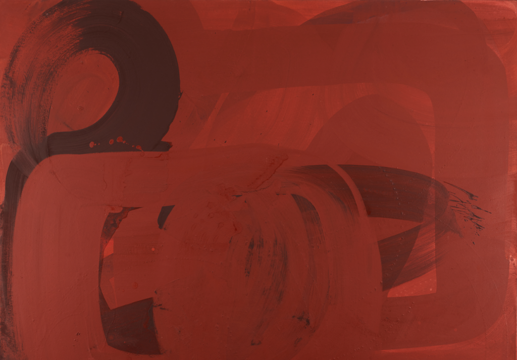 Ein abstraktes, horizontales Gemälde, das fast ausschließlich in einer Palette von Rot- und Brauntönen gehalten ist. Die Komposition wird von breiten, gestischen Farbbahnen dominiert, die sich schleifenartig überschneiden. Im linken oberen Bereich ist ein markanter, dunkler Rundbogen zu sehen, während im Zentrum und rechts flächigere, halbtransparente Schichten eine räumliche Tiefe erzeugen. Die Pinselführung ist deutlich sichtbar und verleiht dem Werk eine rohe, energetische Textur.